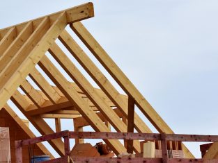 Jak zbudować oraz zamontować wiązary dachowe?